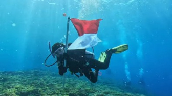 Rayakan HUT RI, Prilly Latuconsina Kibarkan Bendera Merah Putih di Dalam Laut: Jaya Indonesiaku