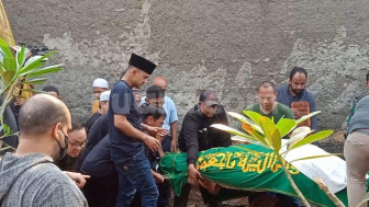 Air Mata Ramzi Tumpah di Pemakaman Ibunda: Beliau Sangat Berjasa di Hidup Saya