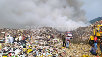 Viral Penampakan TPA Sarimukti Bandung yang Diamuk Si Jago Merah, Warga Mulai Alami Gejala Penyakit Seperti Ini