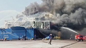 KM Mutiara Berkah I Terbakar di Pelabuhan Indah Kiat Merak, 158 Penumpang Dievakuasi Pakai Crane