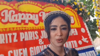 Sendirian Datang ke Resepsi Pernikahan Anak Hotman Paris, Dewi Perssik Benaran Putus dari Pacar Pilot?