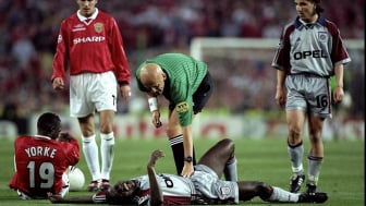 Laga Klasik: Tangis Samuel Kuffour di Laga Bayern Munich vs Manchester United 24 Tahun Lalu