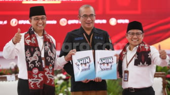 Sempat Tersandung Berita Hoax Soal Kain Batik, Anies Baswedan Pakai Selendang Batik di KPU