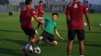 Potret Shin Tae-yong Perlihatkan Aksi Tekel Ke Pemain Timnas Indonesia, Netizen: Keren Coach