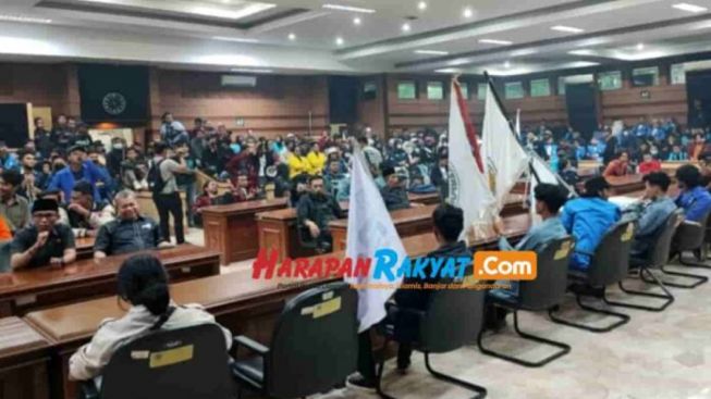 Ngeri! Mahasiswa Sebut Seluruh Legislator di Kota Santri Mabuk Massal