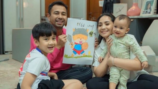 Rayyanza Sering Dipuji Bayi Pintar, Nagita Slavina Bersyukur Punya Sus Rini