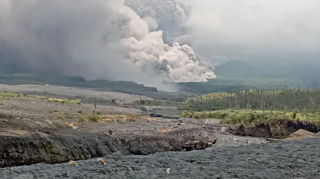 Gunung Semeru Berstatus Awas, Ini Perbedaan Erupsi dan Gunung Meletus