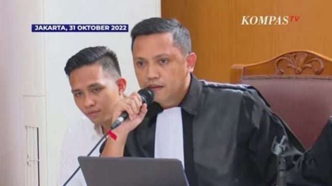 "Cuma 30 Persen yang Benar" Pengacara Bharada E Ungkap 2 'Keanehan' Kesaksian Ricky Rizal