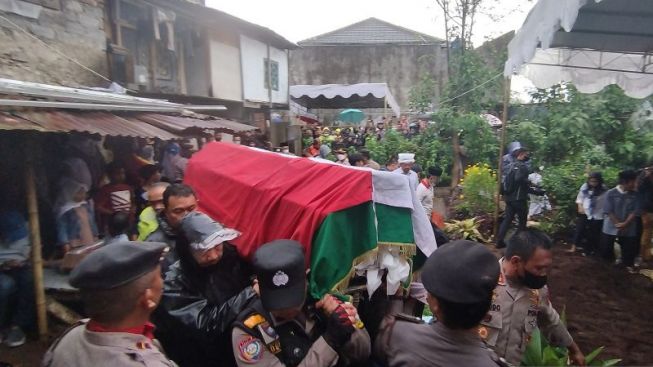 Isak Tangis Warnai Pemakaman Aiptu Sofyan, Polisi Korban Serangan Bom Polsek Astana Anyar