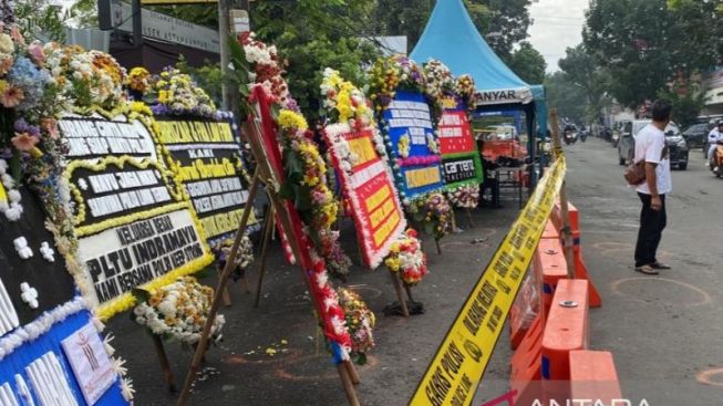 Polsek Astanaanyar Banjir Karangan Bunga Usai Tragedi Bom Bunuh Diri