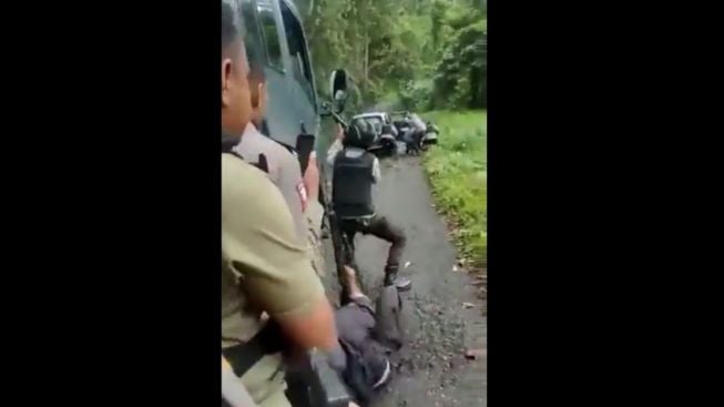 Viral, 3 Mobil Polisi Dibakar KKB dengan Pakaian Loreng, Publik: Sengaja Dibiarkan, Padahal Sudah Banyak Korban