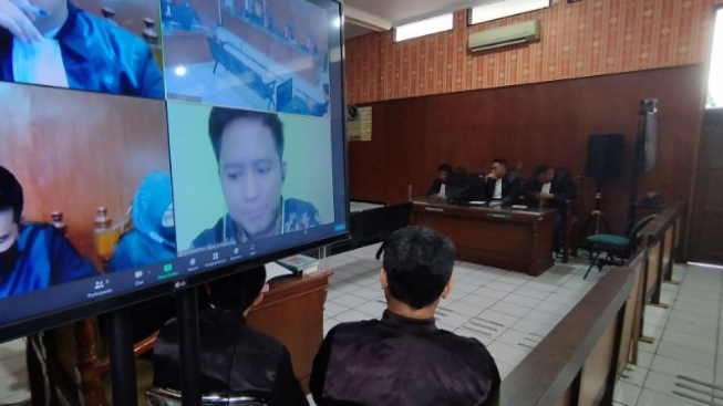 Pria Ini Langsung Ngamuk saat Hakim Putuskan Porsche, Lamborghini dan Rumah Mewah Doni Salmanan Tak Disita untuk Ganti Kerugian Korban