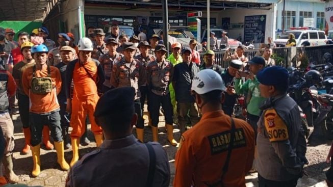 Dua Orang Hilang Akibat Longsor dan Banjir Lumpur Sumedang Masih Dalam Pencarian