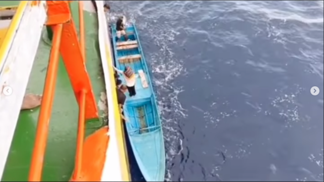 Penumpang Wanita Menangis Terlambat Turun dari Kapal, Aksi Heroik Ayah Jemput Anak Banjir Pujian