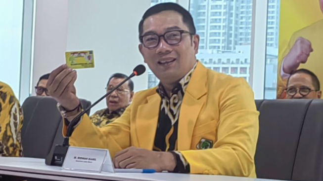 Bangga Tunjukkan KTA Partai Golkar, Ridwan Kamil Dapat Mandat Ini dari Airlangga Hartarto