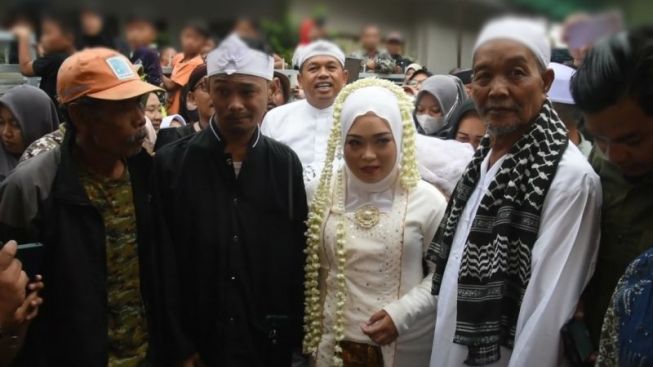 Momen Dedi Mulyadi Nikahkan Driver Ojol Disabilitas di Padalarang, Arak-arakan Dibanjiri Warga