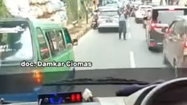 Salut! Siswa SMP di Bogor Viral Bantu Buka Jalan Mobil Damkar, Bima Arya Hadiahi Sepeda