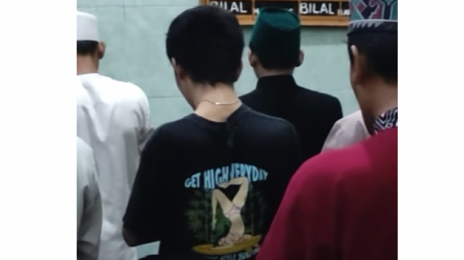 Viral Pria Salat Tarawih Pakai Kaos Gambar Cewek Seksi, Netizen: Ketahuan Jarang ke Masjid!