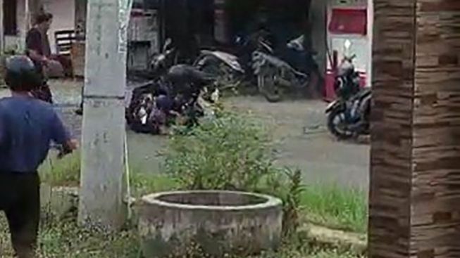 Mencekam! Video Detik-Detik Perampok Bersenpi Sasar Toko Kelontong, 2 Orang Luka Tembak