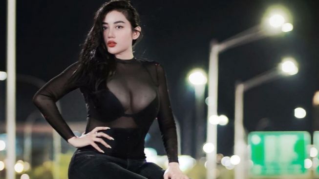 Wow! Pamela Safitri Unggah Video Hot dengan Balutan Pakaian Seksi, Payudaranya Disebut Suntikan