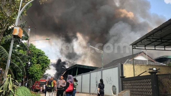 12 Jam Kebakaran Gudang Pengolahan Plastik Bekasi Belum Berhasil Dipadamkan, Satu Mushola Terdampak