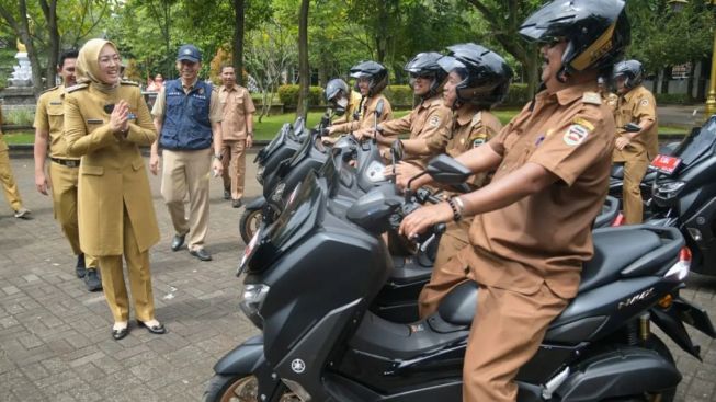 Ambu Anne Bagi-bagi NMAX, Guntur Romli Sindir Menohok: Kebijakan Aneh!