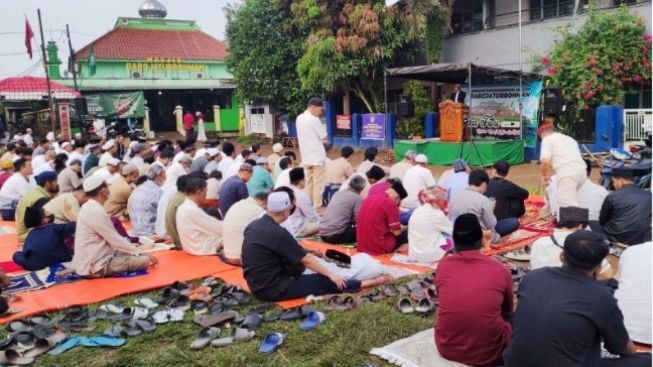 Salat Idul Fitri, Jamaah di Cilebut Bogor Harus Berbagi Tempat dengan Pasar Malam