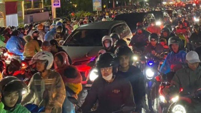 Bikin Merinding Bulu Kuduk! Cerita Pengendara Terjebak Macet Belasan Jam di Jalur Puncak-Cianjur