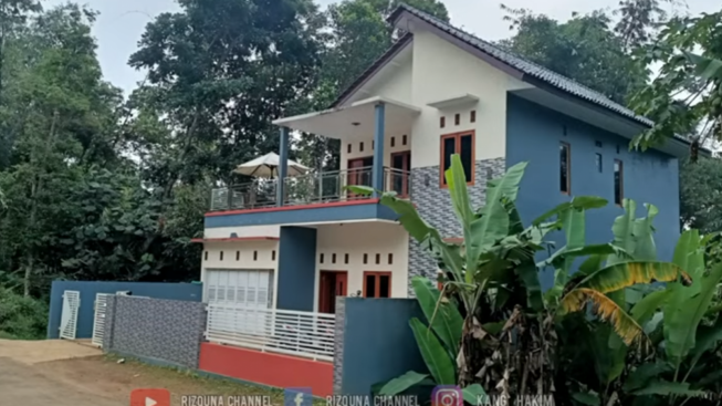 Inspirasi! Penjual Cilok Ini Bangun Rumah Mewah Senilai Rp1 Miliar, Belakang Rumah Ada Pemakaman