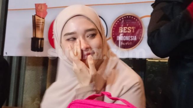 Heboh Usai Memilih Buka Cadar, Inara Rusli Dikabarkan Dekat Dengan Pria Arab