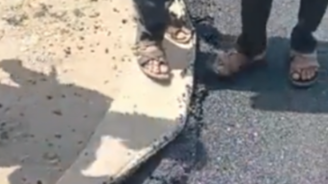Viral! Ulah Pejabat Korup, Jalan Rusak Malah Ditutupi dengan Karpet Mirip Jalan Beraspal