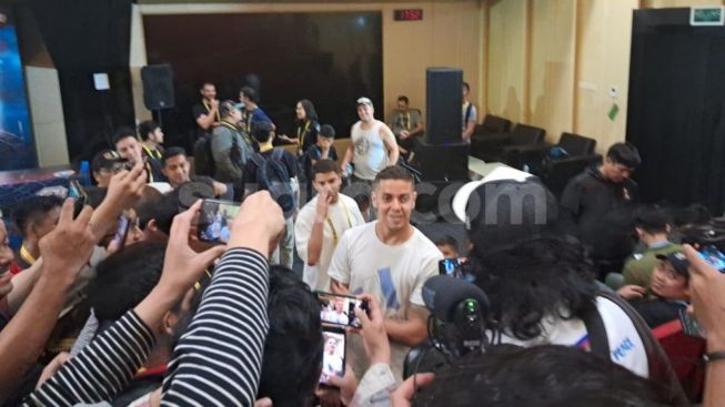 Mengejutkan, Messi Tiba-tiba Datang di Ruang Konferensi Pers Timnas Indonesia vs Argentina, Jadi Ikut Bertanding?