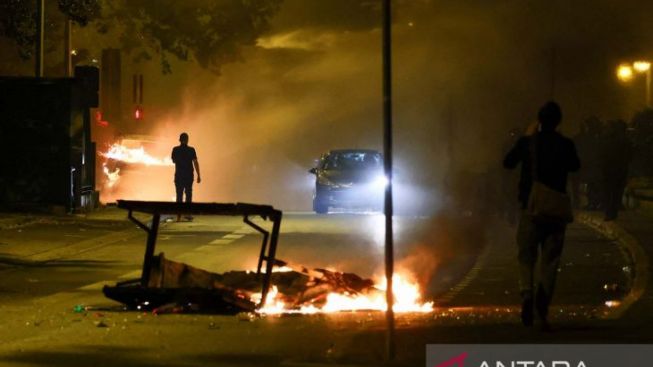 Prancis Membara Pasca Polisi Tembak Mati Remaja Keturunan Aljazair, Massa Bakar dan Lakukan Penjarahan