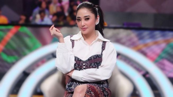 Dewi Perssik Ngamuk Sebut Ustaz Danu Dukun, Buntut Tubuhnya Disebut Jadi Sarang Jin