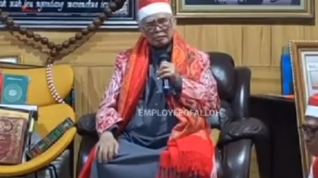 Viral! Kyai Ini Sebut Rocky Gerung Adalah Rasulullah Utusan Allah, Publik: Guru Spiritual Anies Bukan?