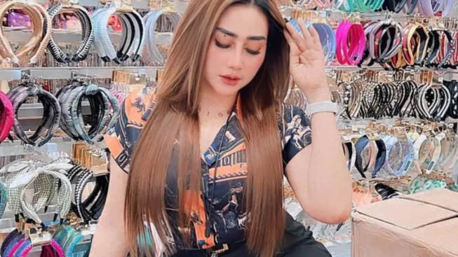 Viral Gaya Hedon Seleb TikTok Luluk Nuril, Istri Bripka Nuril Naik Alphard Dikawal Patwal, Faktanya Mobil Sewaan