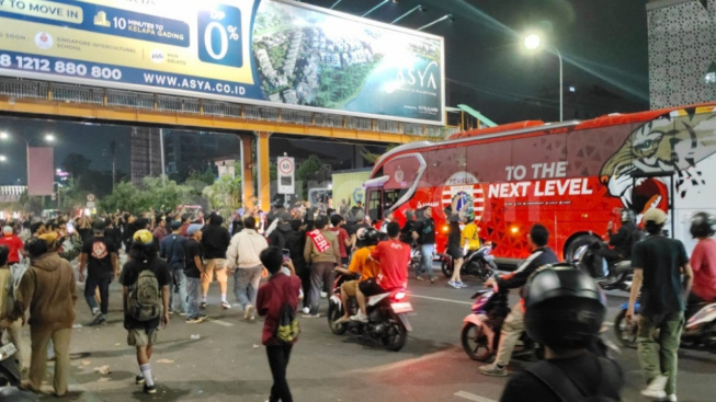 Buntut Ricuh Stadion Patriot: Persija Disanksi Berat, Persib Cuma Teguran