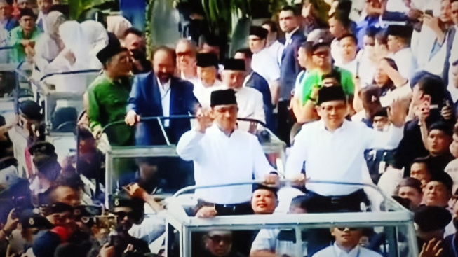 Gema Takbir dan Shalawat Berkumandang saat Lautan Massa Pendukung Antar Anies-Muhaimin ke KPU
