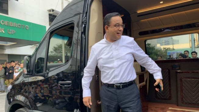 Jadi Capres Termiskin, Anies Baswedan Datang ke RSPAD Naik Minibus Seharga Rp1 Miliar, Mobil Milik Siapa?