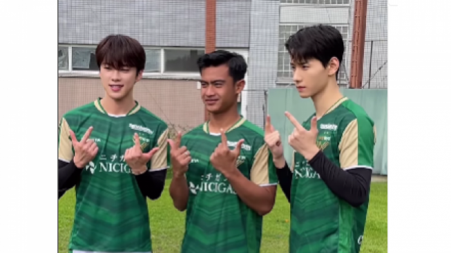 Pratama Arhan Ajari Dua Member Boy Band JO1 Oper Bola, Netizen: Nggak Kebanting