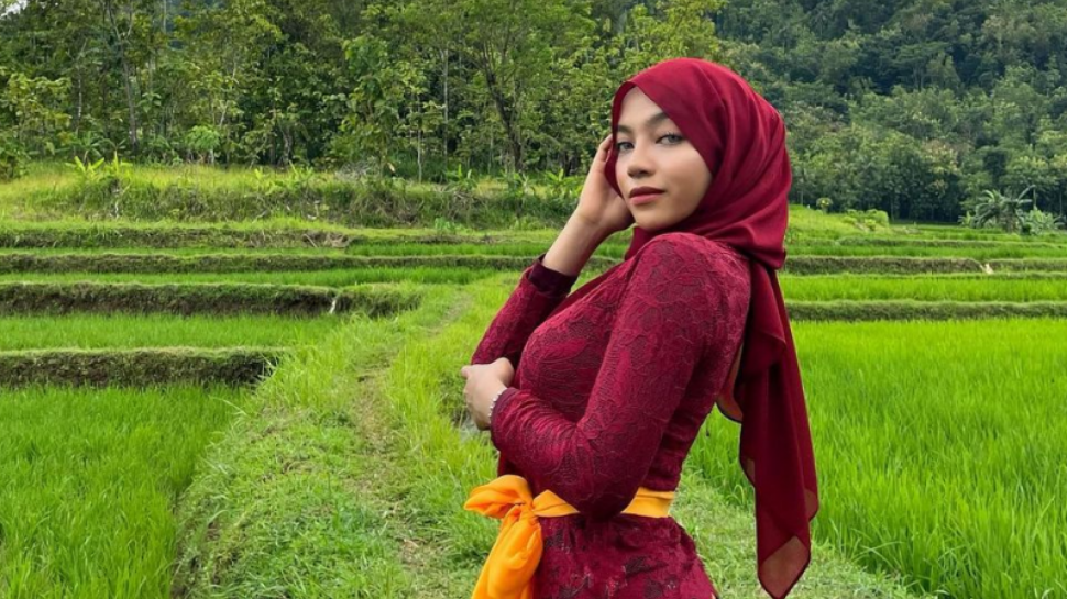 Siapa Oklin Fia? Selebgram dengan Tampilan Hijab yang Gemar Pamer Lekuk