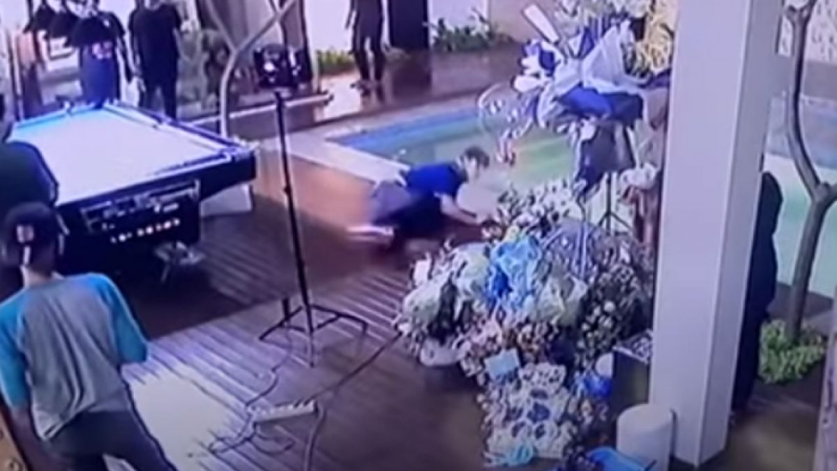 Rizky Billar terpeleset saat akan melempar bola biliar ke Lesti Kejora. [IST]