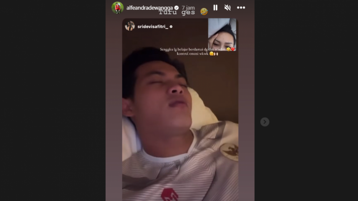 Bek PSIS Semarang, Alfeandra Dewangga sedang video call sambil tidur-tiduran dengan sang pacar, Sridevi Safitri. [Instagram @alfeandradewangga]