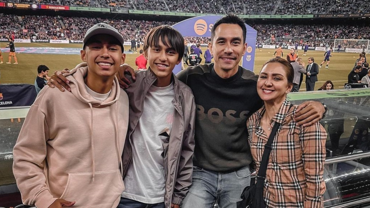 Darius Sinathyra dan Donna Agnesia dan dua anaknya, Lionel dan Diego yang bersekolah sepak bola di Paris. [Darius Sinathrya]