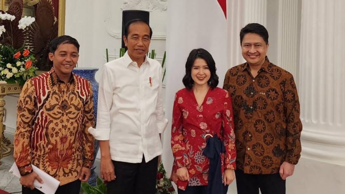 Presiden Jokowi dan tiga anggota Dewan Pembina PSI, Jeffrie Geovani (kanan), Grace Nathalie, dan Raja Juli Antoni. [Instagram @gracenat]