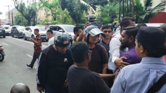 Preman Tendang-Ancam Bunuh Wartawan di Medan saat Rekonstruksi Penganiayaan oleh Anggota DPRD, AJI Medan Mengecam