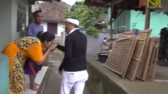 Ekspresi Warga Bertemu Kang Dedi Mulyadi, Salaman Cium Tangan, Teriak Histeris Hingga Menangis Haru