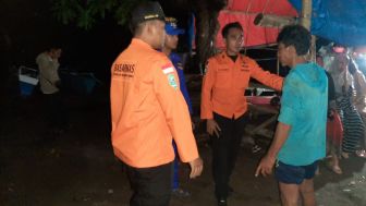 ABK KM Baruna Jaya Mengapung Pakai Rakit Darurat Sebelum Diselamatkan Nelayan di Lombok