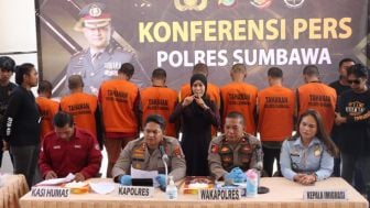 Rampok Warga Negara Asing, Lima Orang Pelaku Nikmati Ruang Tahanan Polres Sumbawa Pakai Rompi Orange