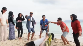 Nursyah Cuma Bisa Bengong, Indah Permatasari Sari dan Mama Mertua Liburan Seru di Pantai